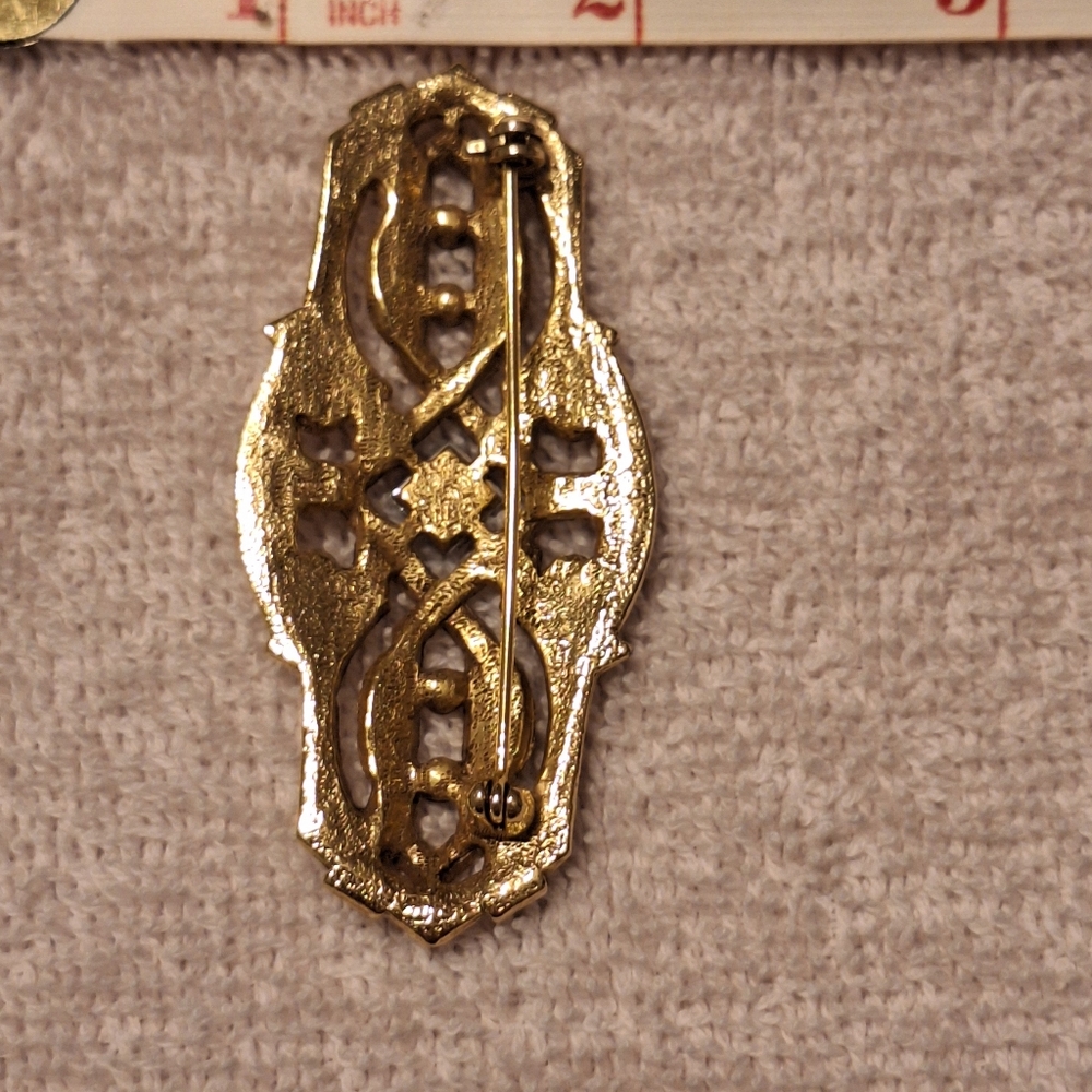 Vintage Gold Brooch with a Blue Gemstone Centerpiece. - Picture 6 of 8